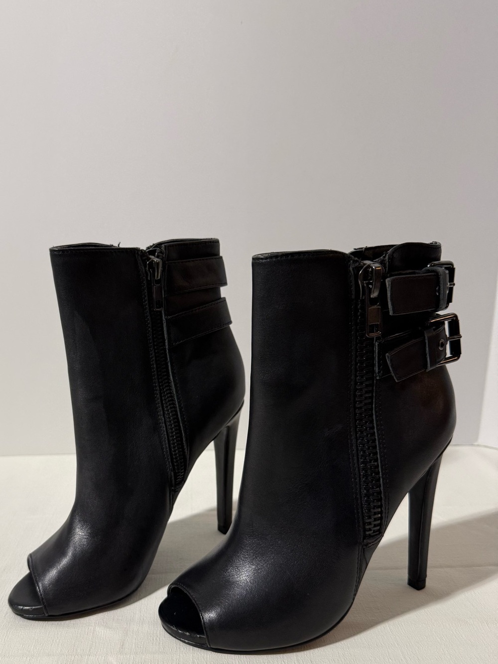 Steve Madden Davita Black Leather Peep-Toe Booties – Size 5M